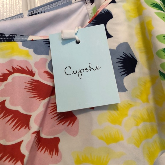 One piece ruffle bathing suit - Picture 2 of 3